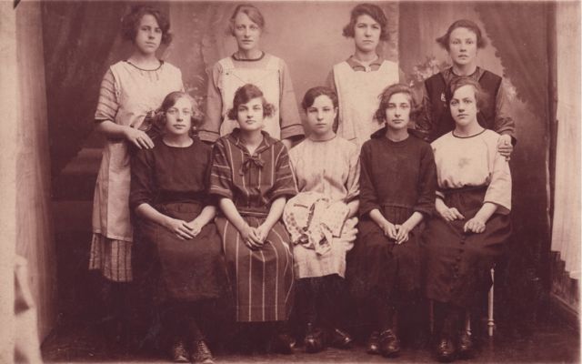 Ernestine, midden vooraan, had eigenlijk allemaal geen tijd voor die onnozelheden. De afwas wachtte.